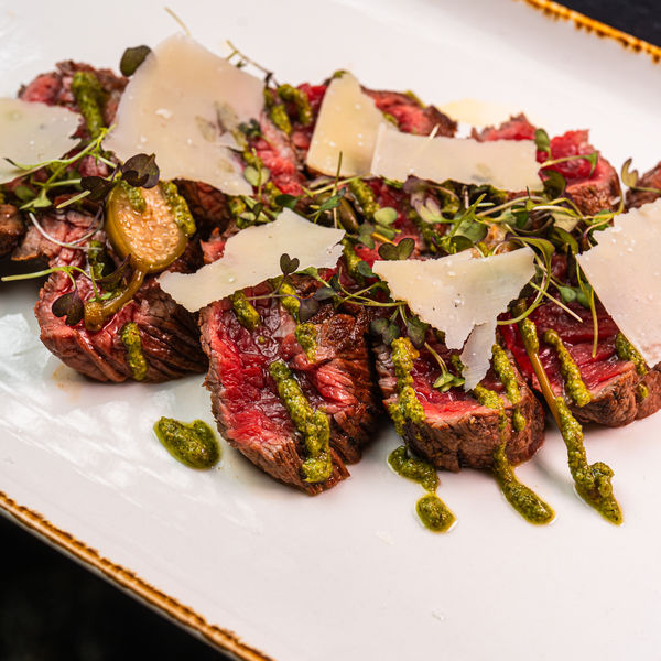 Bœuf tranché, copeaux de parmesan et sauce verte