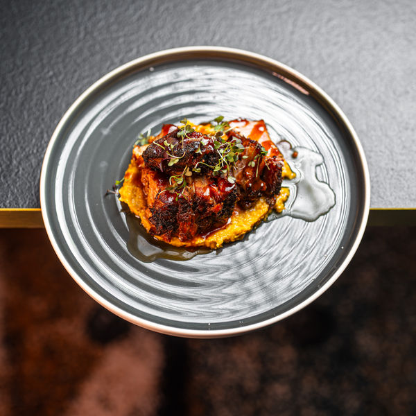 Assiette dressée sur un plat en métal