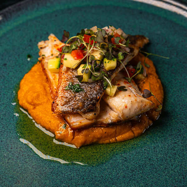 Poisson sur une purée orangée