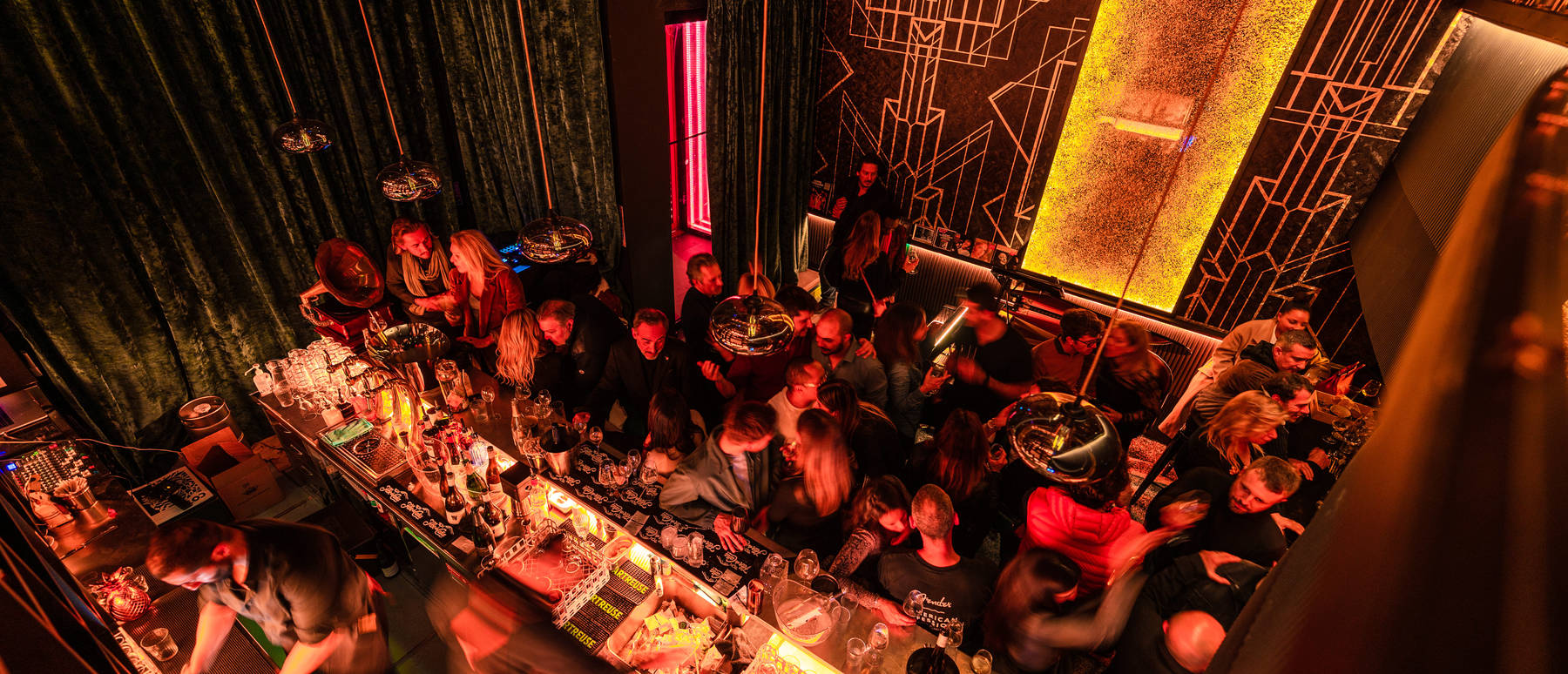La salle pleine, lumières rouges, un soir de show